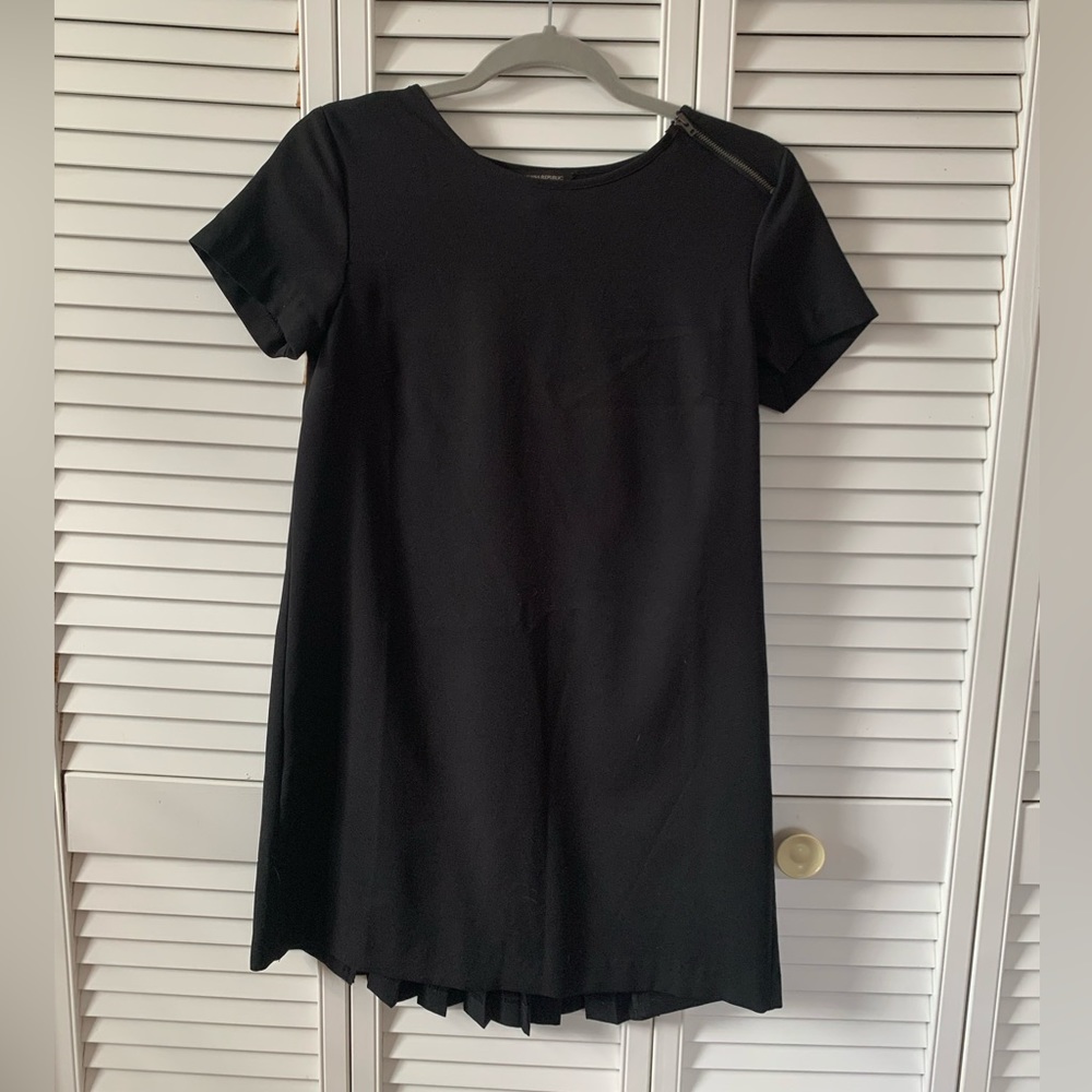 XS Black Classy Mini Dress w/ Pleated Back Like New, Banana Republic